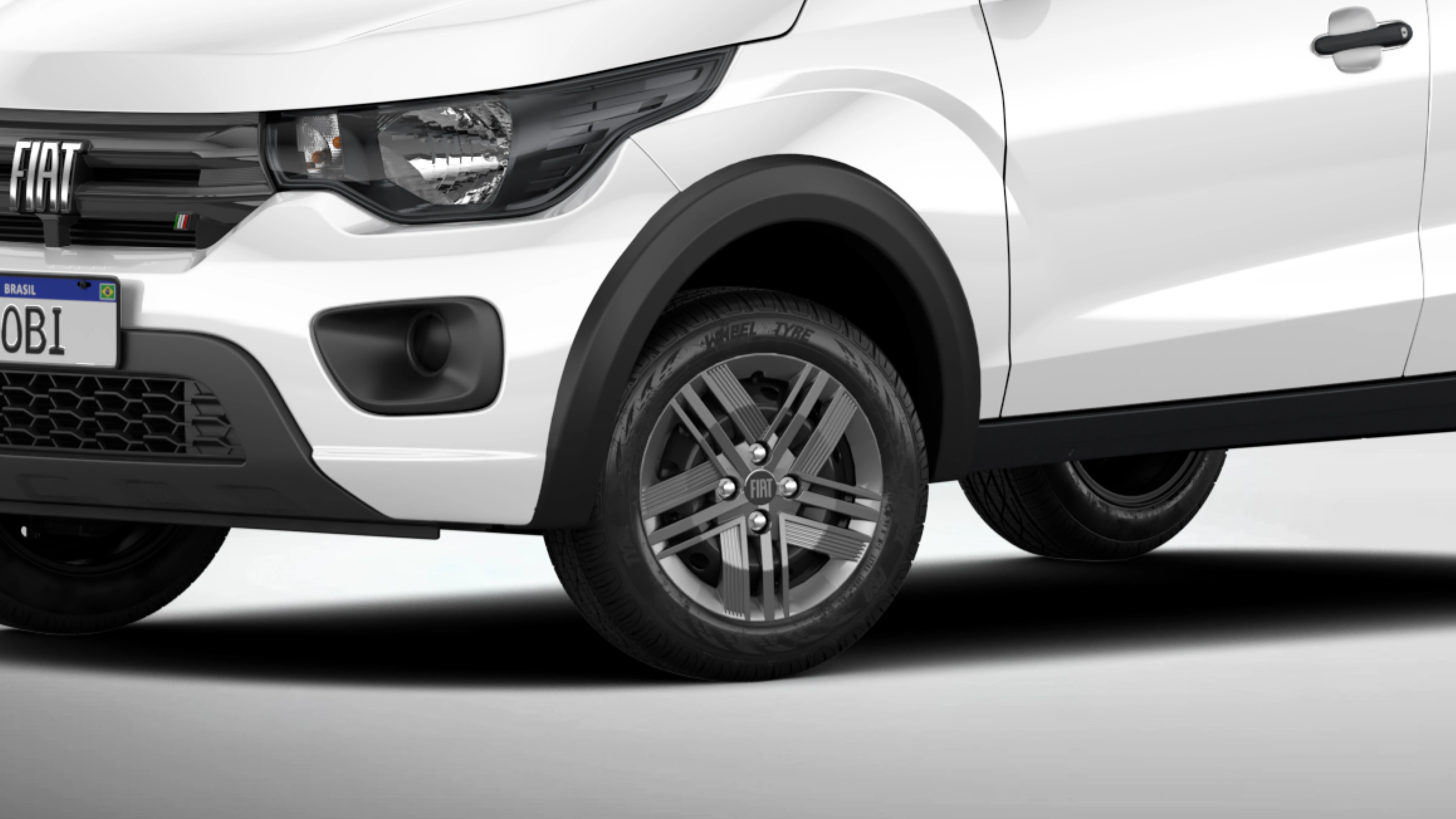 Detalhe da roda 14” do Fiat Mobi na cor vermelha, com destaque para novas calotas e nova cor.