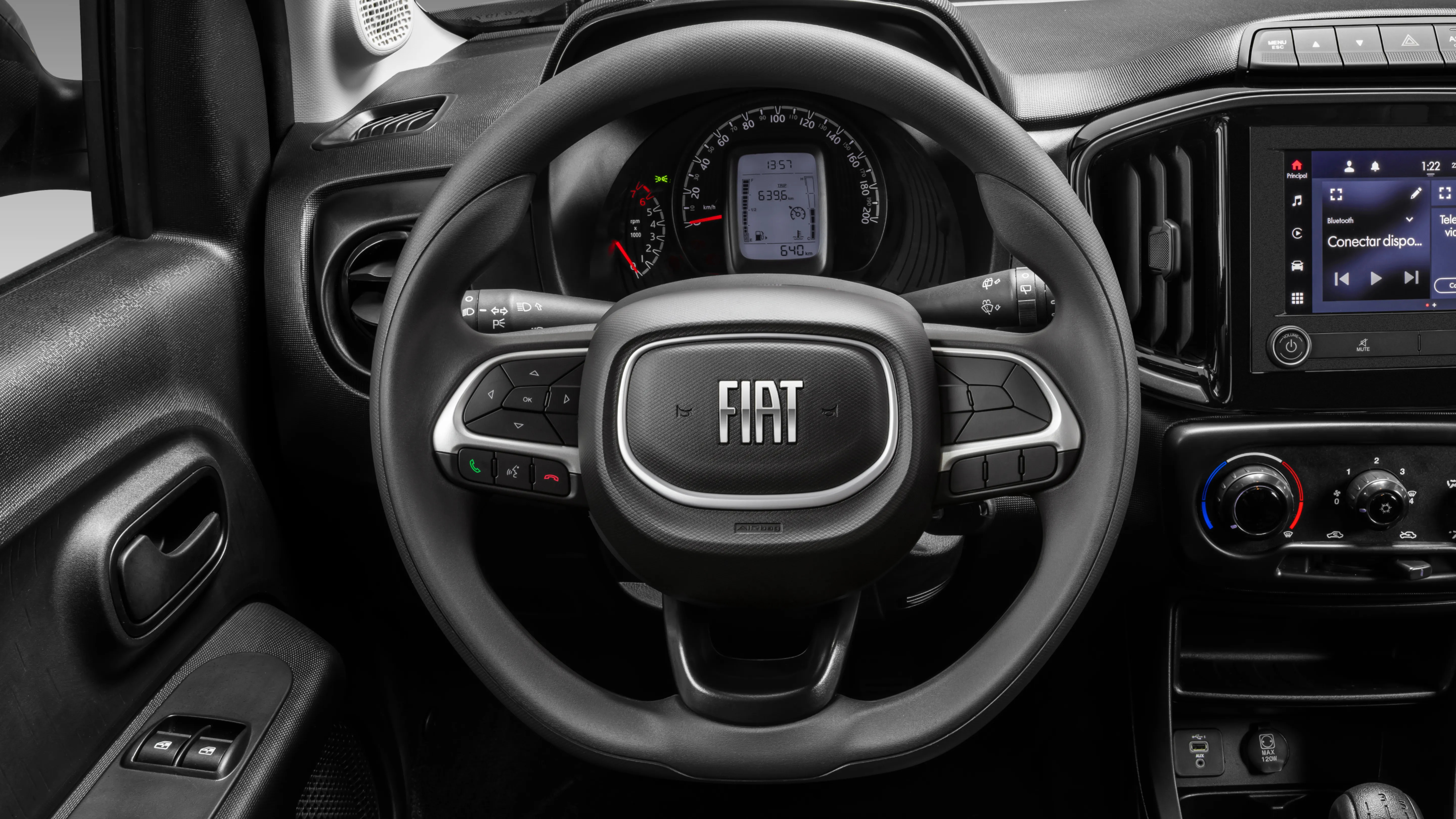 Interior do Fiat Mobi com destaque para volante, com direção elétrica.