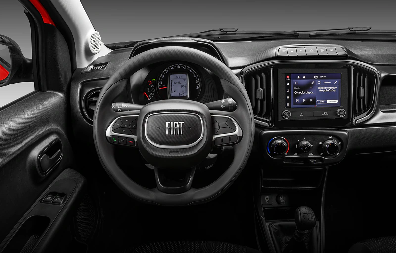 Interior do Fiat Mobi com destaque para volante, com direção elétrica e ajuste de altura, além de painel de instrumentos renovado e central multimídia de 7 polegadas