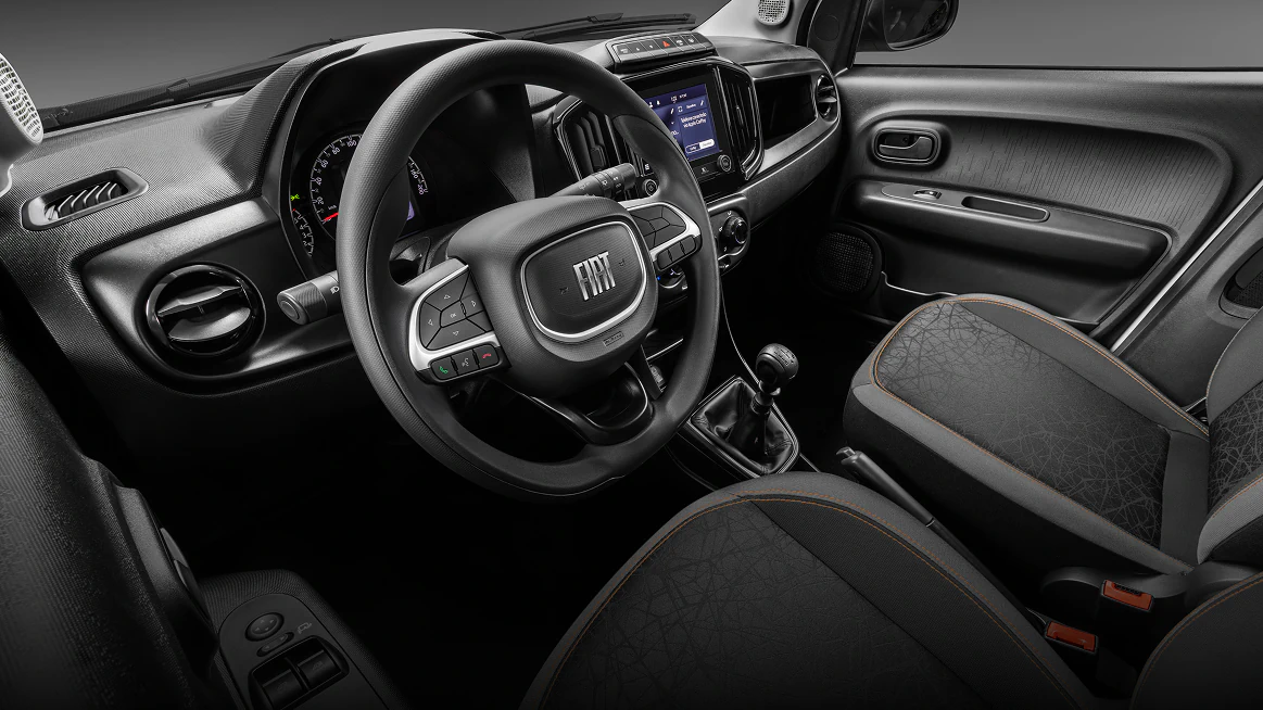 Interior do Fiat Mobi com destaque para acabamento dos bancos, painel central, volante e portas.