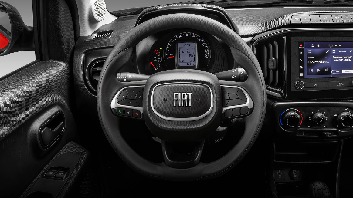 Interior do Fiat Mobi com destaque para volante, com direção elétrica.