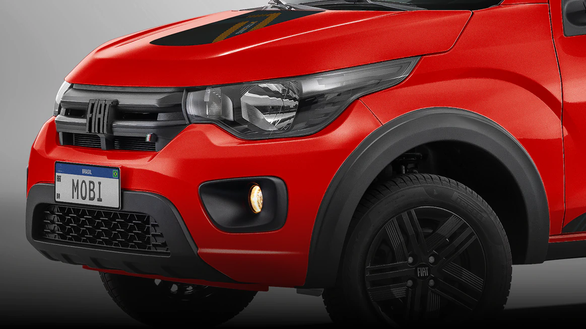 Dianteira de Fiat Mobi&nbsp;na cor vermelha, com destaque para faróis com máscara negra.