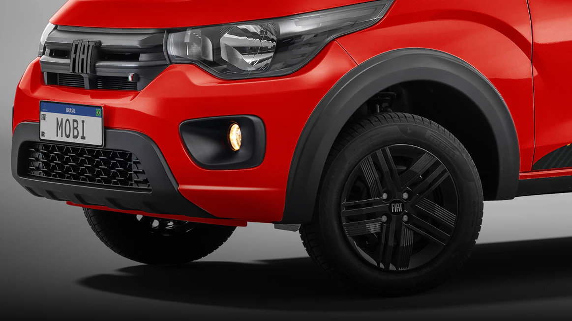 Detalhe da roda 14” do Fiat Mobi na cor vermelha, com destaque para novas calotas e nova cor.