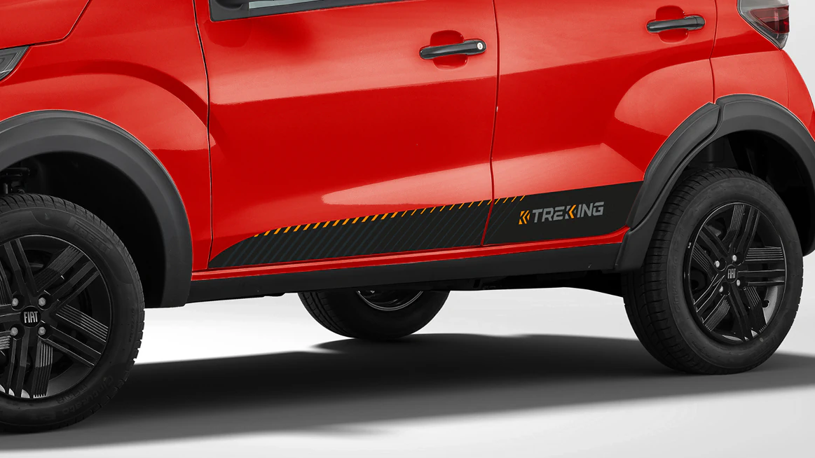 Visão lateral do Fiat Mobi na cor vermelha, com destaque para os novos adesivos exclusivos Trekking.