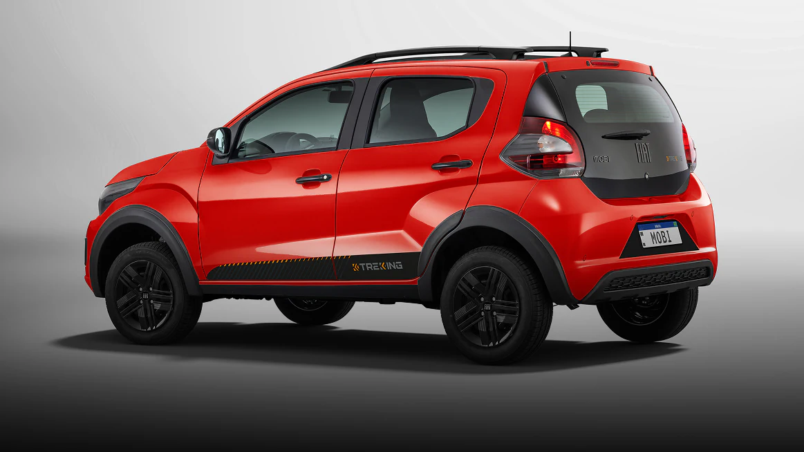 Visão lateral e traseira do Fiat Mobi na cor vermelha, com destaque para tamanho compacto, ideal para os grande centros urbanos.